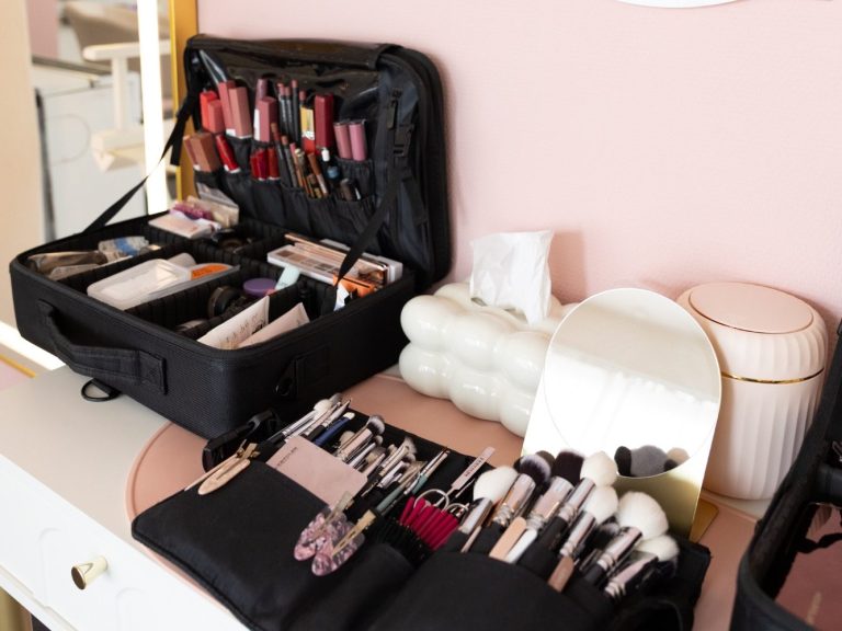 Make-up Gruppenworkshop in Augsburg für Freundinnen mit Workbook und Pinselset