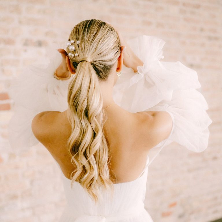 Ponytail Brautfrisur Augsburg Moderne Ponytail Brautfrisur mit sanften Wellen für ein zeitloses Hairstyling in Augsburg