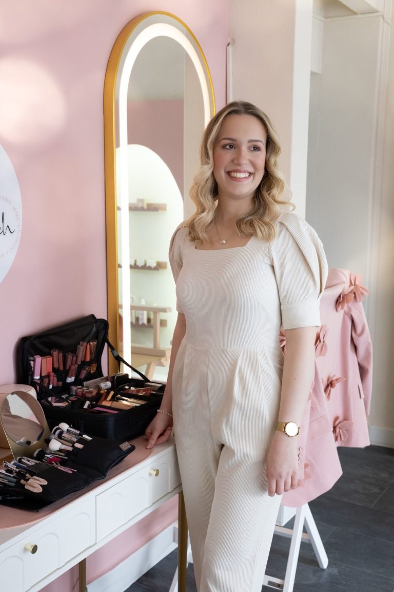 Professionelle Make-up Artistin im Studio für individuelle Make-up Workshops und Schminkkurse in Augsburg